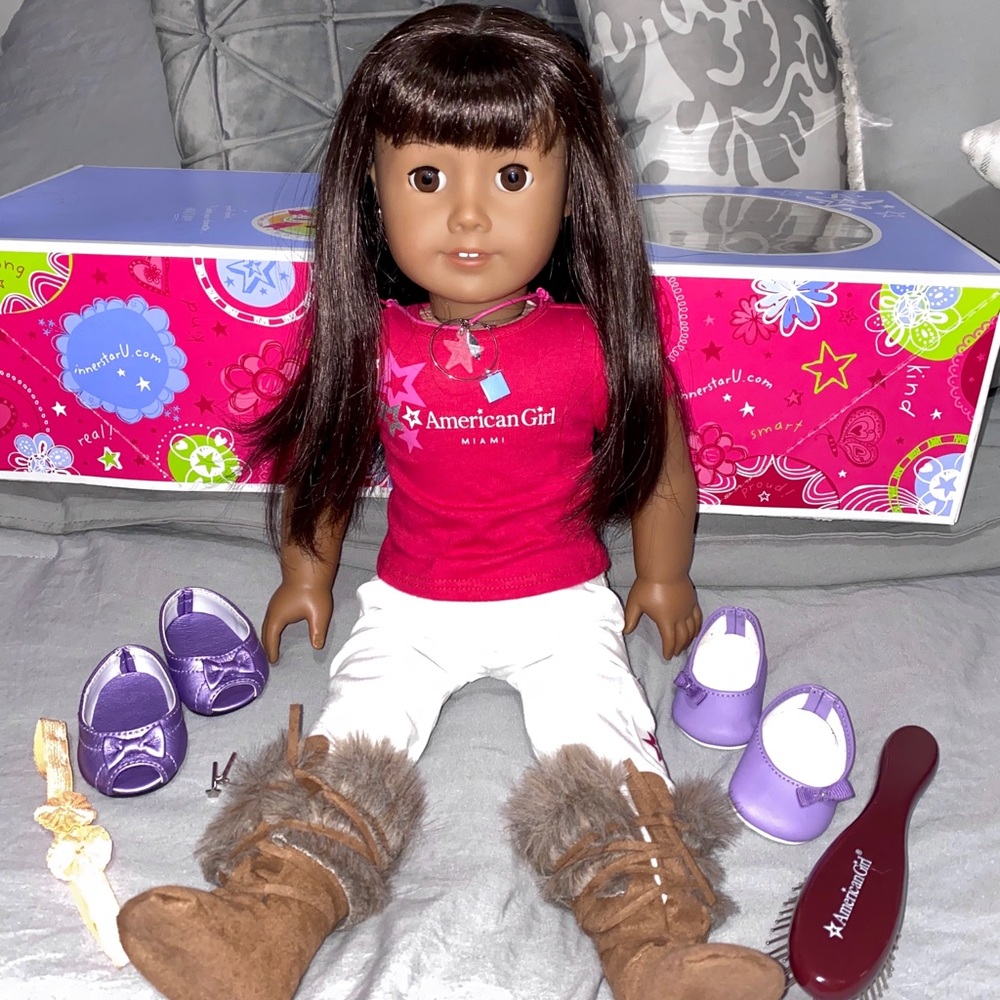 ✰ brunette American Girl doll ✰